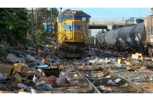 美國運輸快遞的火車遭搶劫，大量包裹丟失