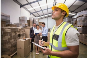 如何處理國際快遞包裹的簽收問題，特別是當(dāng)收件人不在時(shí)?